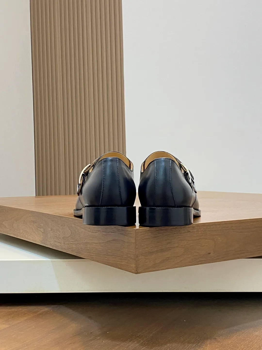Men's shoes 💰780 HERMES/Hermès GAME slip-on loafers. These loafers are made of matte frosted calfskin. They are equipped with functional Kelly shoe buckles to easily create a fashionable urban style. They are equipped with genuine leather welts and lightweight grooved rubber foam outsole. They have genuine calfskin lining and silk-screen logo feet. They are slip-on design. They are novel and fashionable, with a handsome upper. Comes with a dust bag in the original box! Size: 39-40-41-42-43-44 standard leather shoe size (38/45 can be customized but does not support returns)